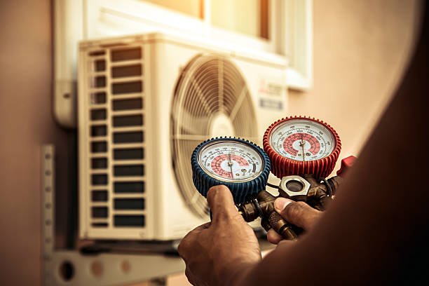Professional Hvac technician working in Pinopolis, SC